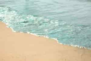 Free photo close-up of water on tropical sandy beach