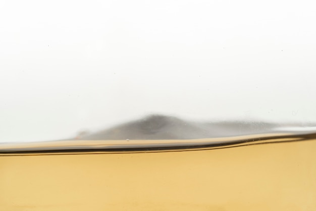 Free photo close-up white wine liquid