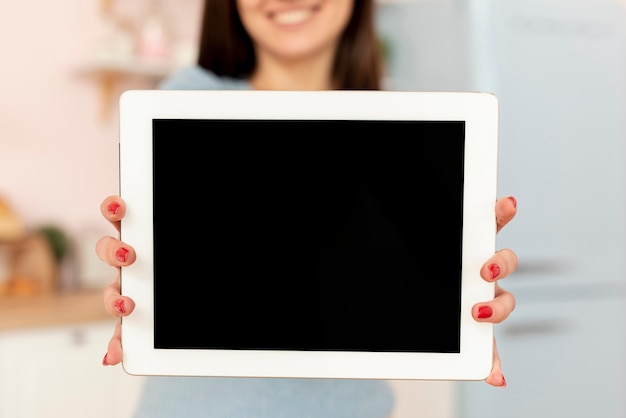 Free photo close-up woman holding a tablet