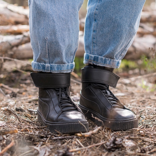 Free photo close-up woman legs in nature