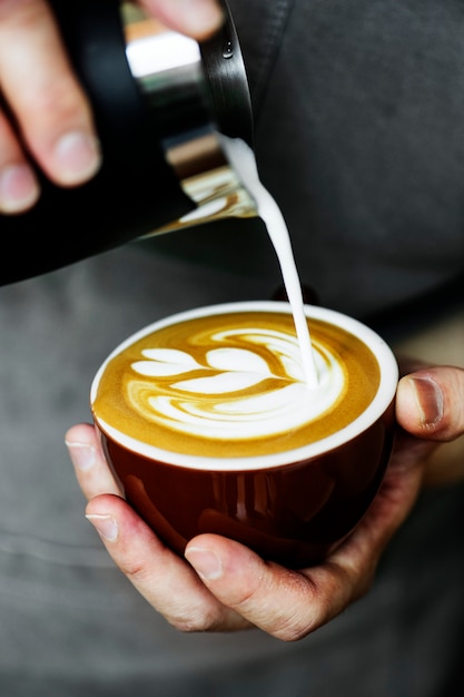 Foto gratuita primo piano del barista che fa arte del latte