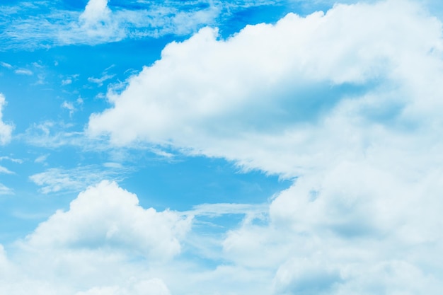 Free photo closeup blue sky with white fluffy cloudy