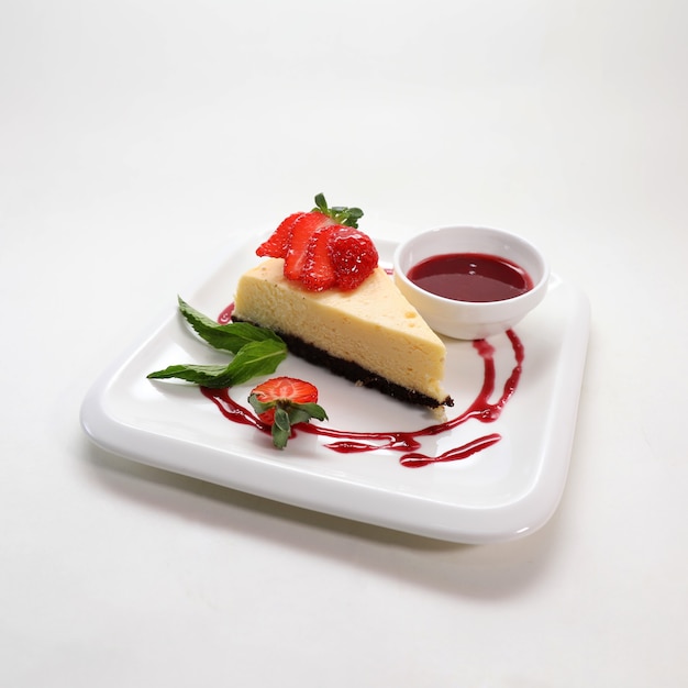 Free photo closeup shot of delicious cheesecake with strawberries