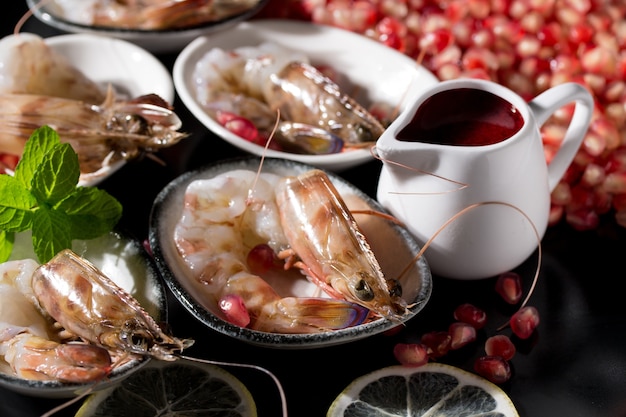 Foto gratuita colpo del primo piano di deliziosi frutti di mare con gamberetti decorati con melograni