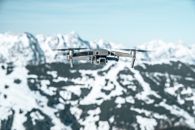 Free photo closeup shot of  drone over a beautiful mountainous landscape covered with snow