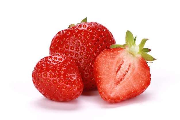 Free photo closeup shot of fresh ripe strawberries  isolated on a white surface