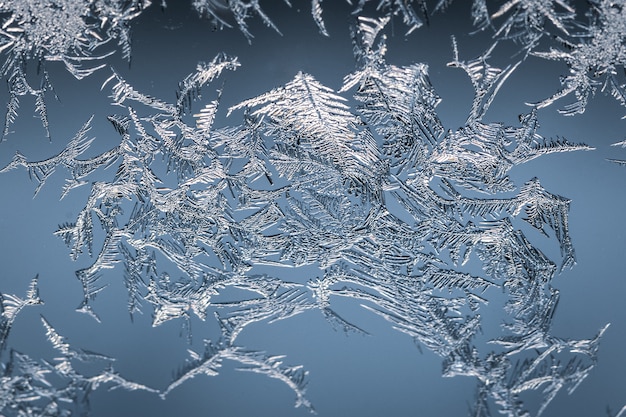 Free Photo closeup shot of a snowflake on a glass from frost, with detailed pattern