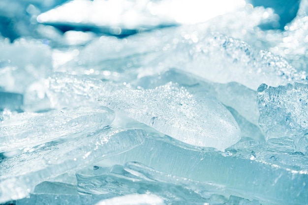 Free photo closeup shot of a transparent shining clear ice sparkling on a frozen wild lakeshore