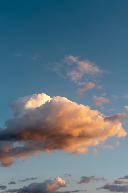 Foto gratuita nuvole e raggi di sole nel cielo