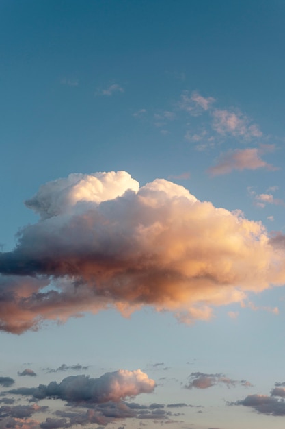 Foto gratuita nuvole e raggi di sole nel cielo