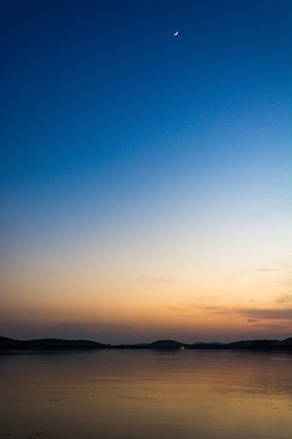 Free photo colorful sky at sunset on the lake