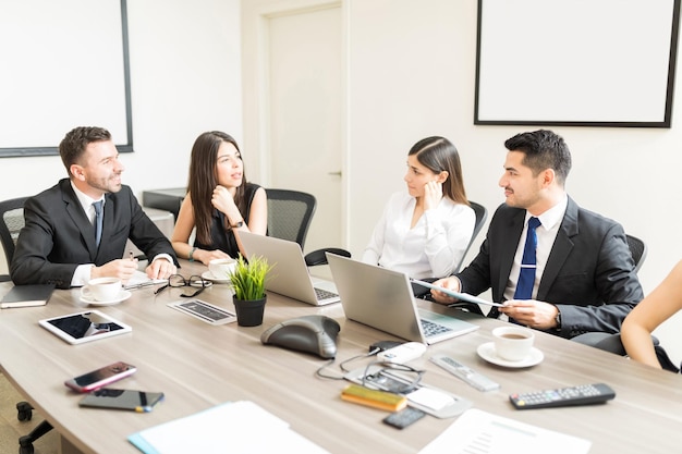 Free Photo company ceos talking over merger agreement while sitting at desk in office