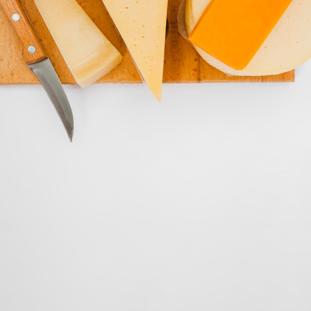 Free photo composition of different types of cheese