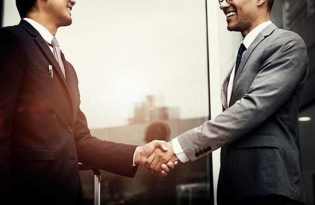 Free Photo corporate businessmen shaking hands