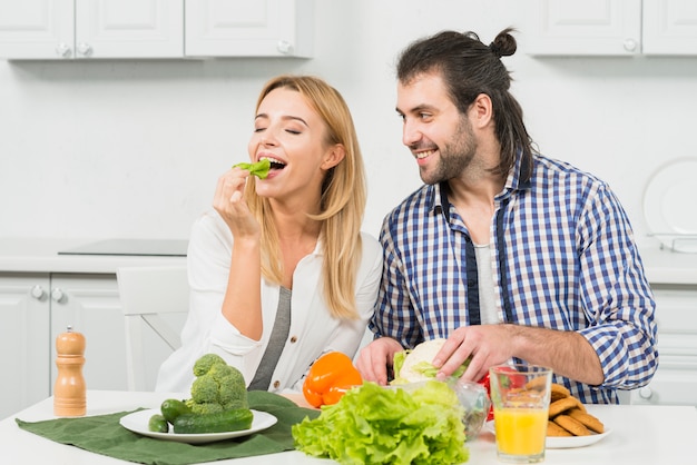 Free photo couple eating vegetables