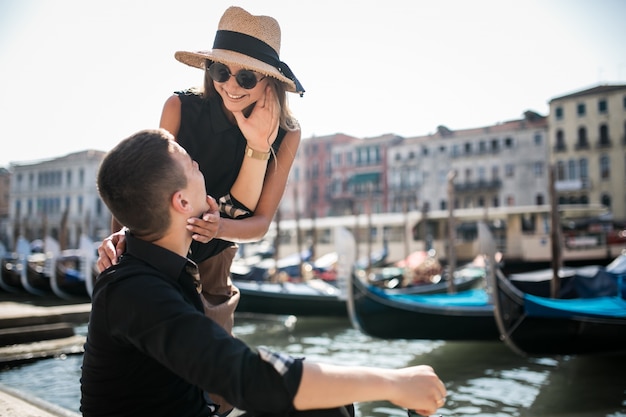 Free photo couple on a honeymoon in venice