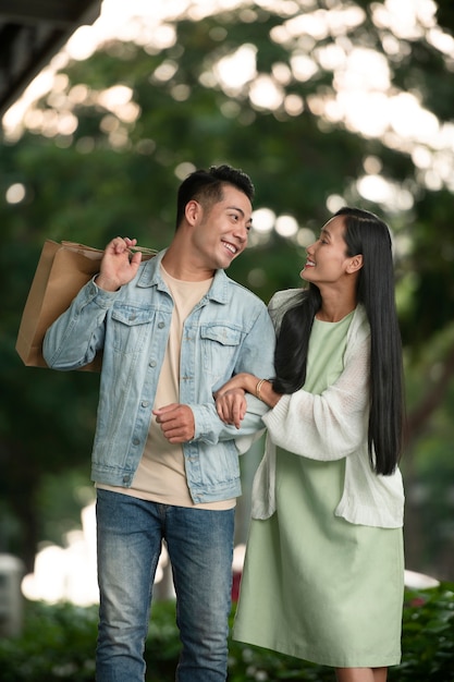 Free photo couple outdoors during a shopping spree together