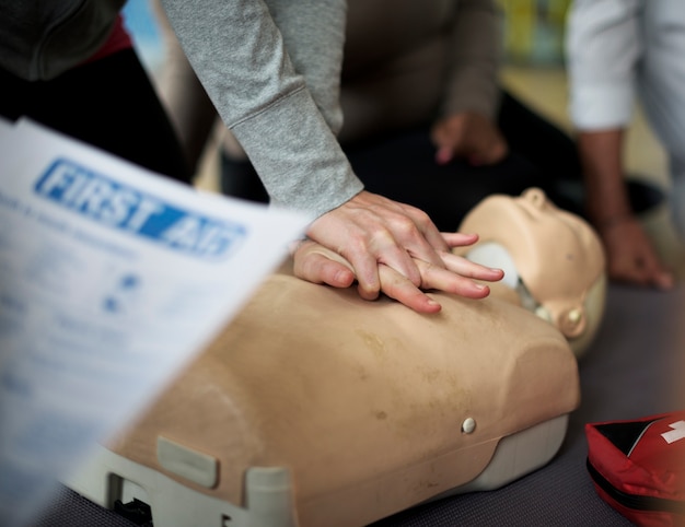 Foto gratuita concetto di addestramento al pronto soccorso cpr