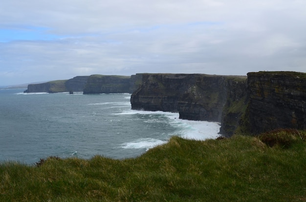 Free photo crashing waves from galway bay onto the cliffs of moher located in ireland