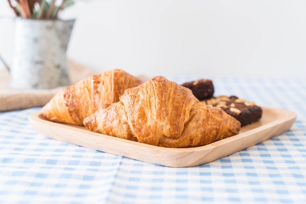 Foto gratuita croissant e brownie