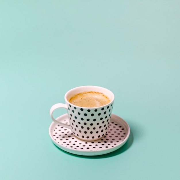 Foto gratuita tazza di caffè su sfondo verde