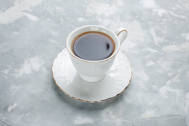 Foto gratuita tazza di tè caldo all'interno della tazza bianca sulla luce, bevanda del tè dolce