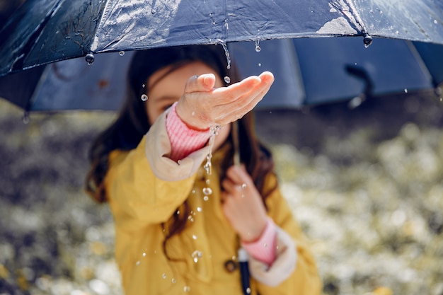 Free photo cute kid plaiyng on a rainy day