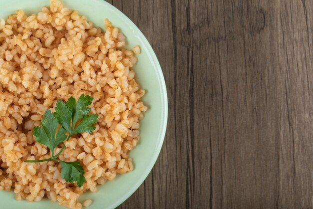 Foto gratuita delizioso bulgur con verdure sul piatto verde.