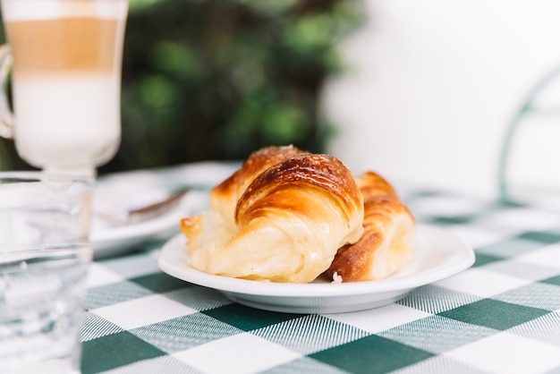 Foto gratuita delizioso croissant