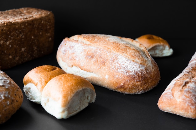 Foto gratuita vista frontale deliziosa del pane fresco