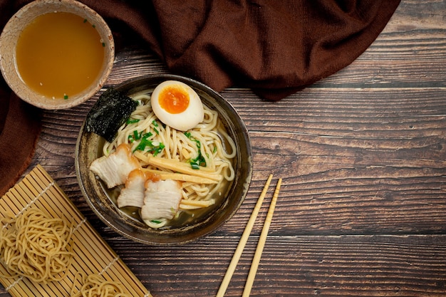 Foto gratuita delizioso ramen sulla superficie scura