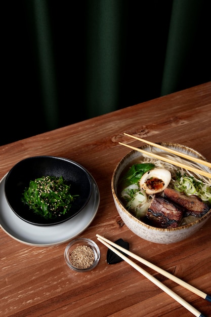 Foto gratuita delizioso ramen con il concetto di insalata di alghe