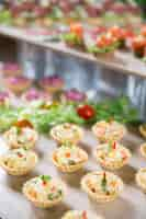 Foto gratuita delicious tartlets con insalata sul tavolo del buffet