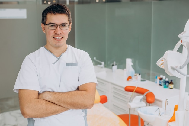 Foto gratuita medico dentista in piedi presso la clinica