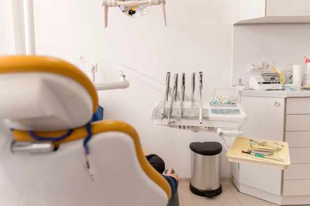 Foto gratuita poltrona dentista pronta per essere utilizzata