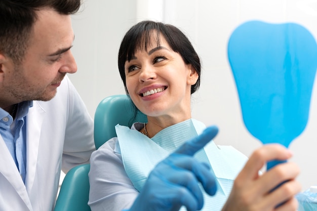 Foto gratuita dentista che fa un controllo sul paziente