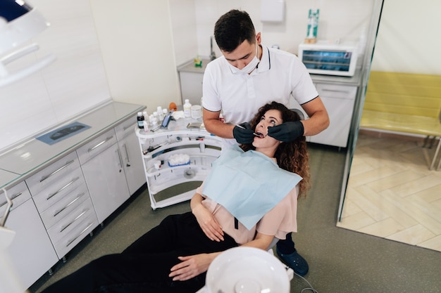 Foto gratuita dentista che esegue un controllo sulla donna