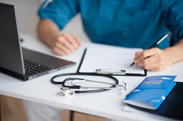 Free photo doctor doing their work in pediatrics office