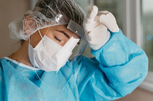 Free photo doctor wearing a virus prevention equipment