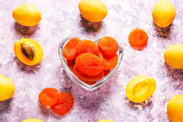 Foto gratuita albicocche secche con frutta fresca di albicocche succose, vista dall'alto