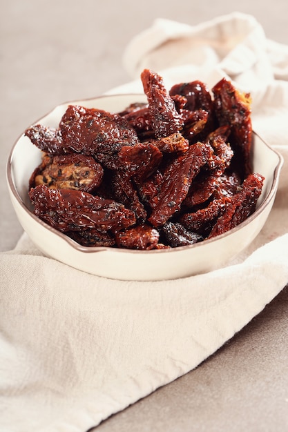 Free photo dried tomatoes on bowl