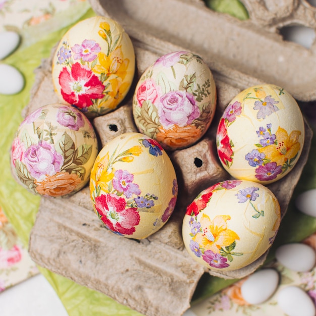 Free Photo easter eggs in container near napkins