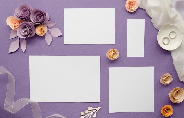 Free photo empty papers with paper flowers