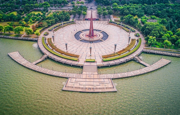 Free Photo empty square and lake in the city park