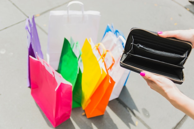 Free photo empty wallet in female hands