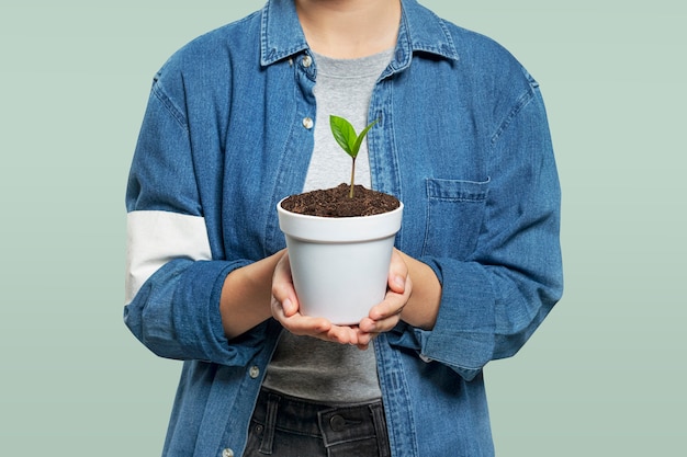 Free photo environmental volunteer  with a plant pot