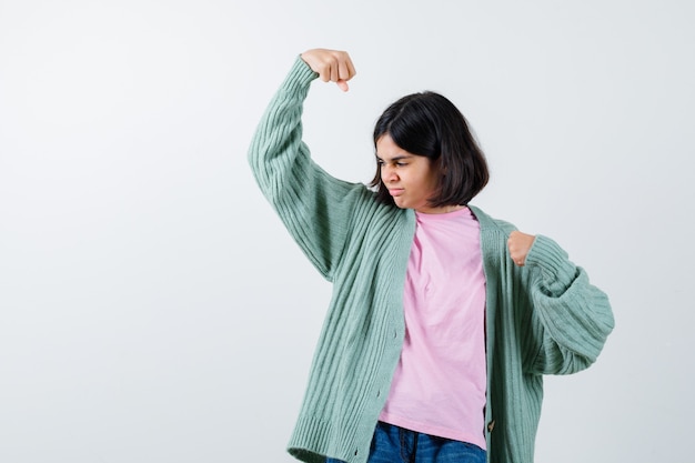 無料Photo スタジオでポーズをとる表情豊かな少女