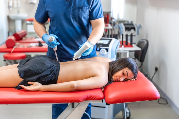 Foto gratuita terapia a onde d'urto extracorporee terapia fisica per i muscoli del collo e della schiena