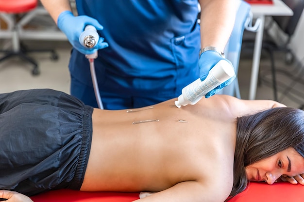 Foto gratuita terapia fisica con onde d'urto extracorporee per i muscoli del collo e della schiena