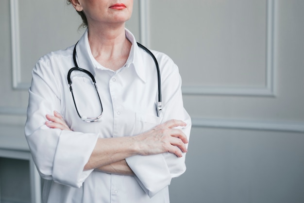 Foto gratuita medico di famiglia in uno studio medico